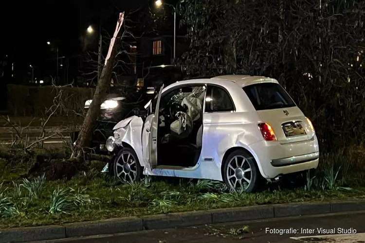 Auto knalt op boom na botsing in Heemstede