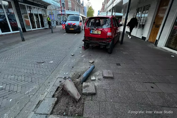 Automobilist maakt stuurfout met flinke gevolgen in winkelstraat Haarlem