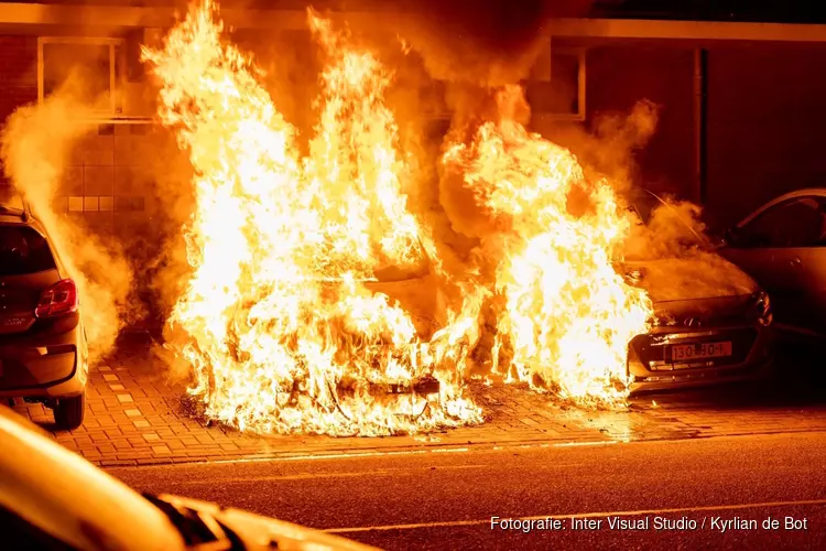 Auto`s door brand verwoest aan Bertha von Suttnerstraat in Haarlem