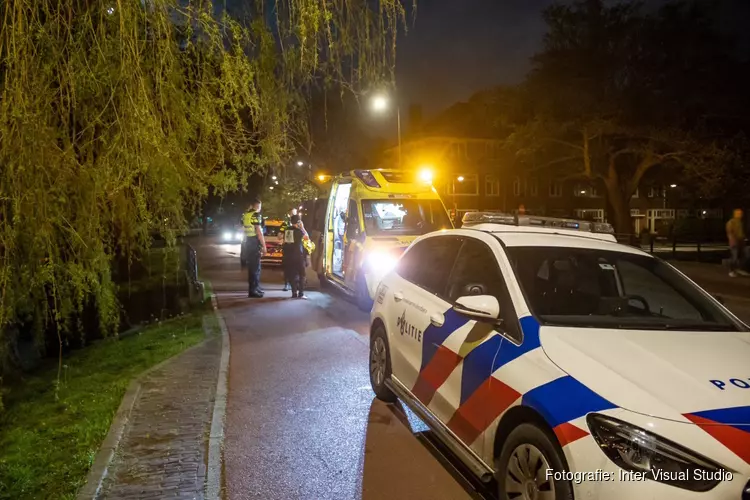 Vrouw te water aan Garenkokerskade in Haarlem