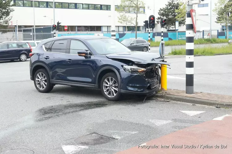 Auto rijdt tegen lunchroom na ongeluk in Haarlem