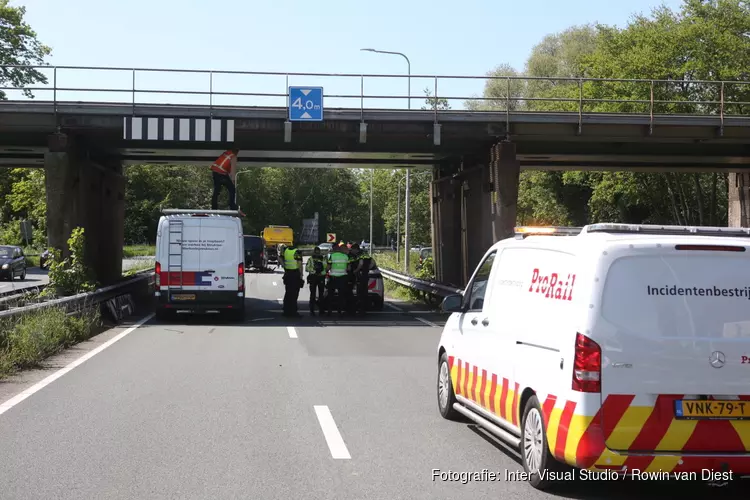 Vrachtwagen rijdt tegen spoorviaduct in Haarlem