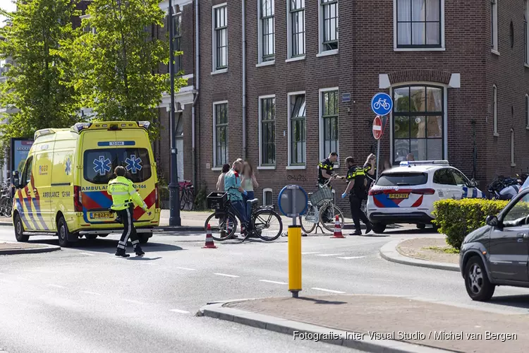 Fietsster gewond bij aanrijding met auto op Hooimarkt
