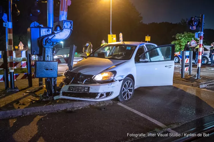 Automobiliste rijdt tegen spoorwegovergang in Halfweg