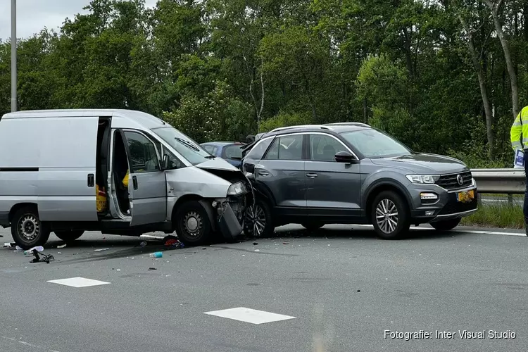 Verkeerschaos door ongeluk op A200