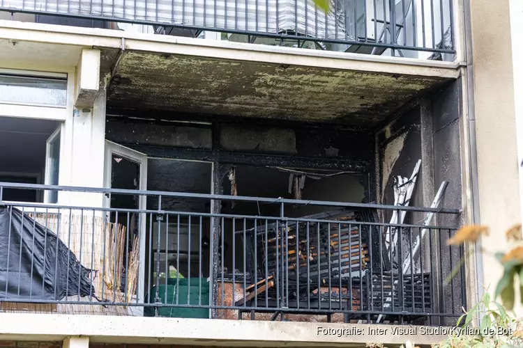 Forse schade door brand op balkon van flat in Haarlem