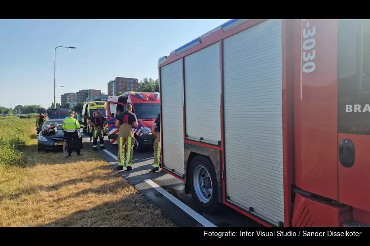 Auto te water in Haarlem, omstander springt er achteraan