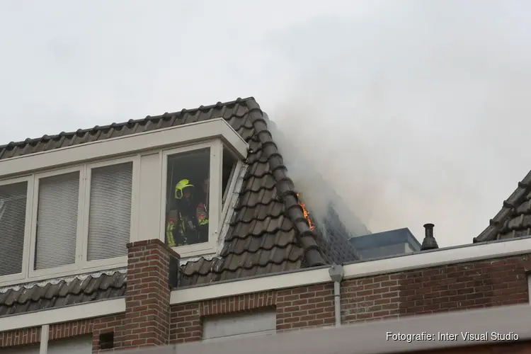 Brand in dak van woning in Haarlem