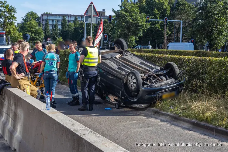 Auto met vijf inzittenden op de kop in Haarlem