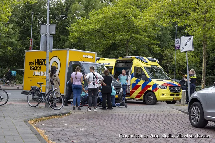 Fietser geschept door afslaande bestelwagen in Haarlem