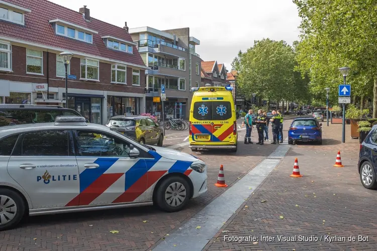 Fietsster rijdt tegen openslaande autodeur