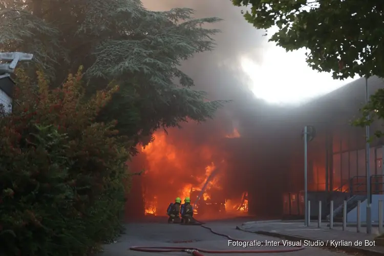 Grote brand bij Albert Heijn aan Soendaplein in Haarlem, rook in wijde omgeving te zien