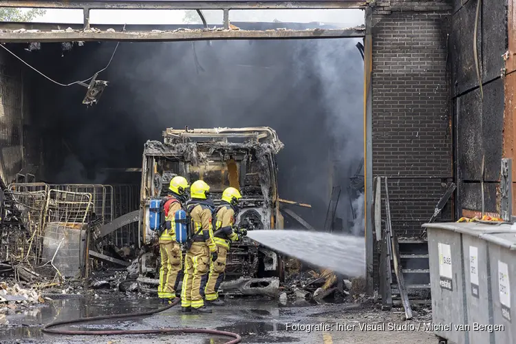 Uitgebrande vrachtwagen uit Albert Heijn Haarlem getrokken na zeer grote brand