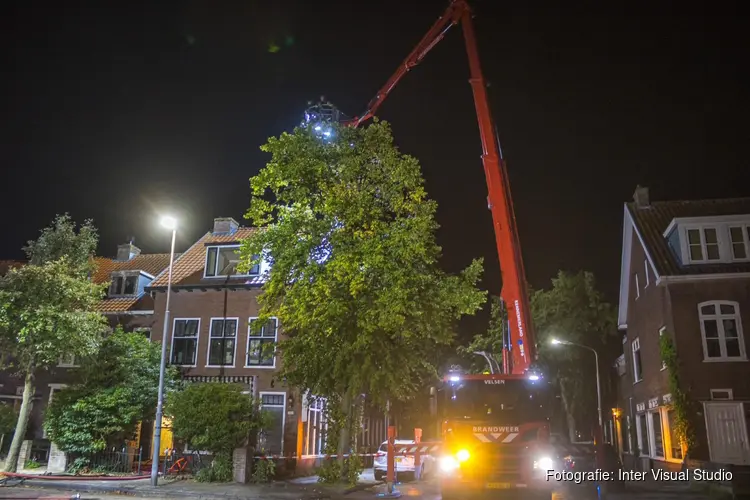 Brand in dak van woning in Haarlem