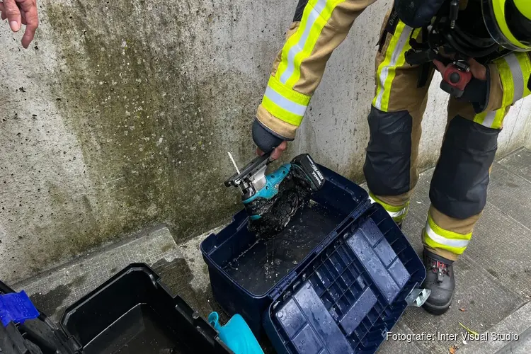 Zaagmachine vliegt in brand, flat ontruimd in Haarlem