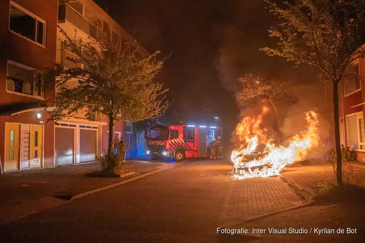 Auto door brand verwoest in Haarlemse Rousseaustraat