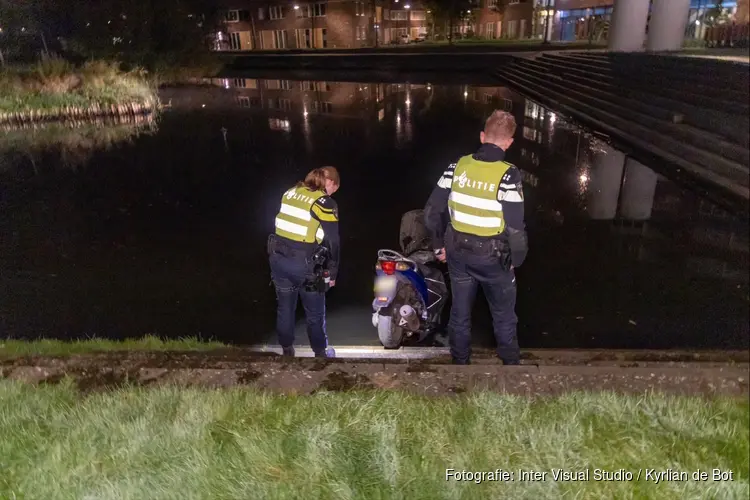 Scooterrijder rijdt te water in park in Haarlem