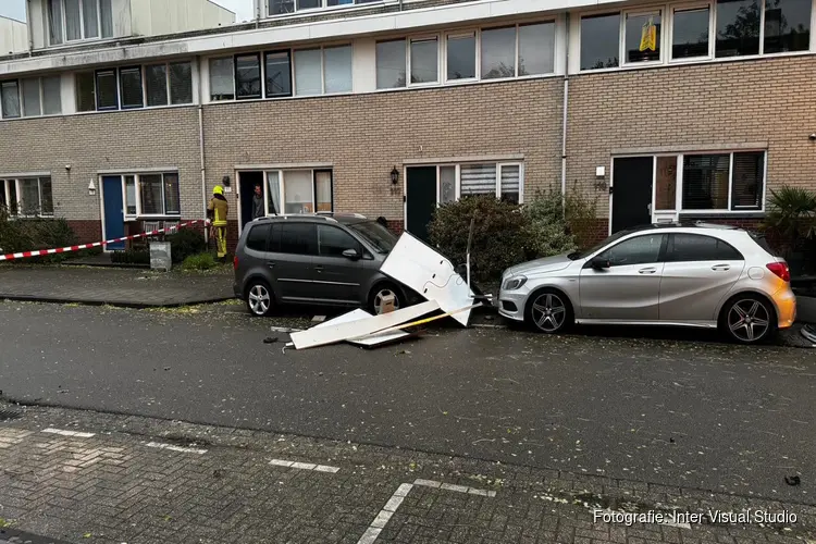 Storm rukt zonnepanelen van dak in Haarlem