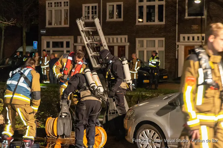 Duikactie door brandweer langs Herensingel in Haarlem