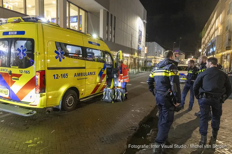 Fietser ten val in winkelcentrum Schalkwijk, traumateam ter plaatse