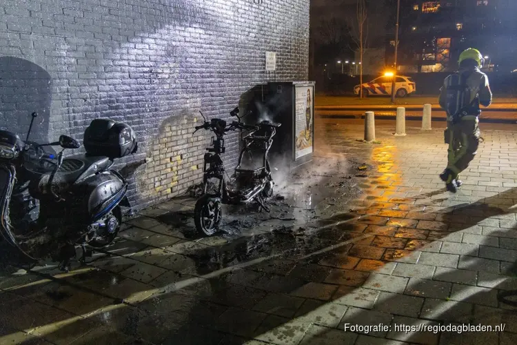 Scooter door brand verwoest aan Prof. Donderslaan in Haarlem