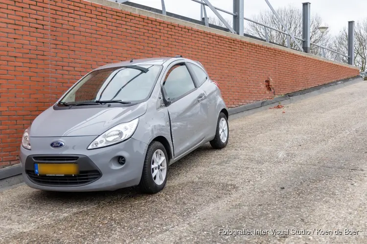 Automobilist kantelt in parkeergarage Haarlem