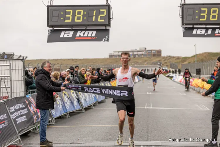 Meer dan 16.000 hardlopers trotseren stormachtige jubileumeditie Zandvoort Circuit Run