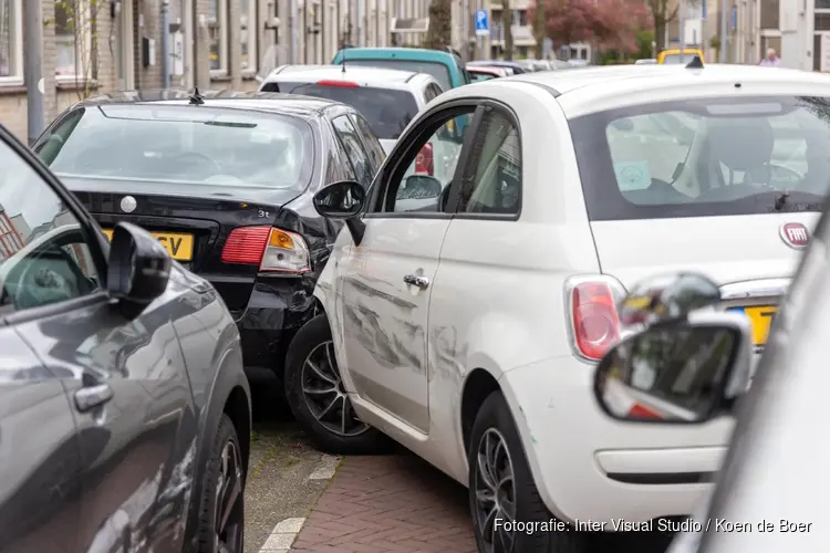 Auto ramt geparkeerde auto's in Haarlem