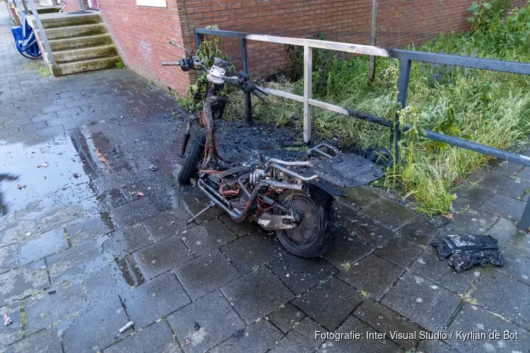 Scooter in brand aan Vondelweg in Haarlem