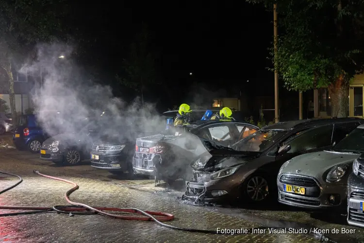 Meerdere auto's in brand aan Christine Koetsstraat in Haarlem