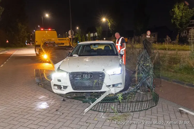 Automobiliste rijdt door hek in Heemstede