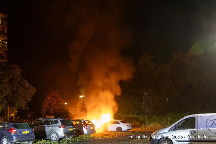 Auto in brand op parkeerplaats in Haarlem