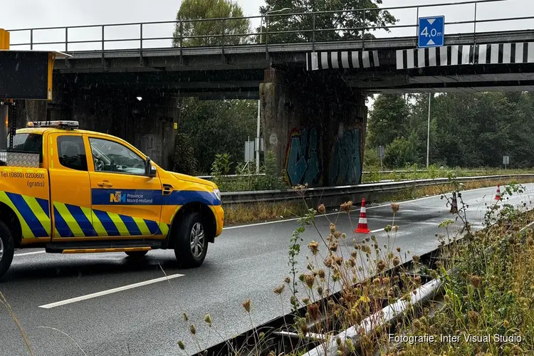 Vrachtwagen rijdt tegen spoorviaduct in Haarlem