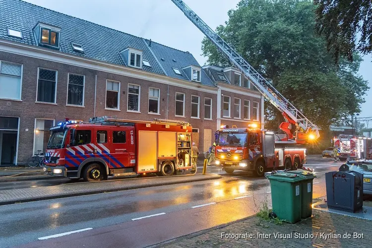 Brandweer rukte massaal uit naar brand in dak in Haarlem