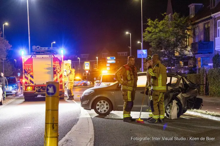 Auto vliegt uit bocht in Haarlem