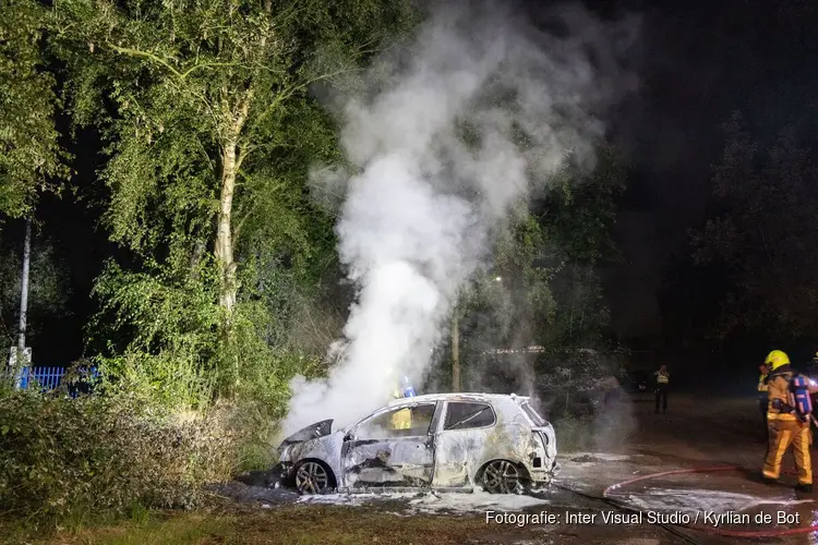 Auto brand volledig uit in Haarlem