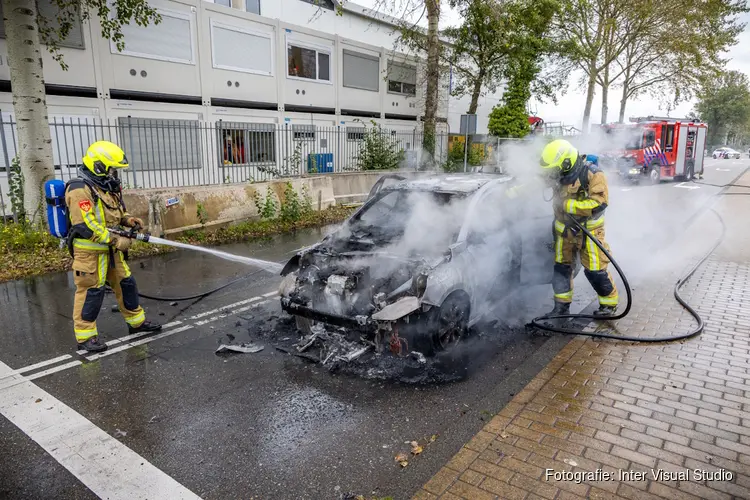 Auto in brand op Amsterdamsevaart in Haarlem