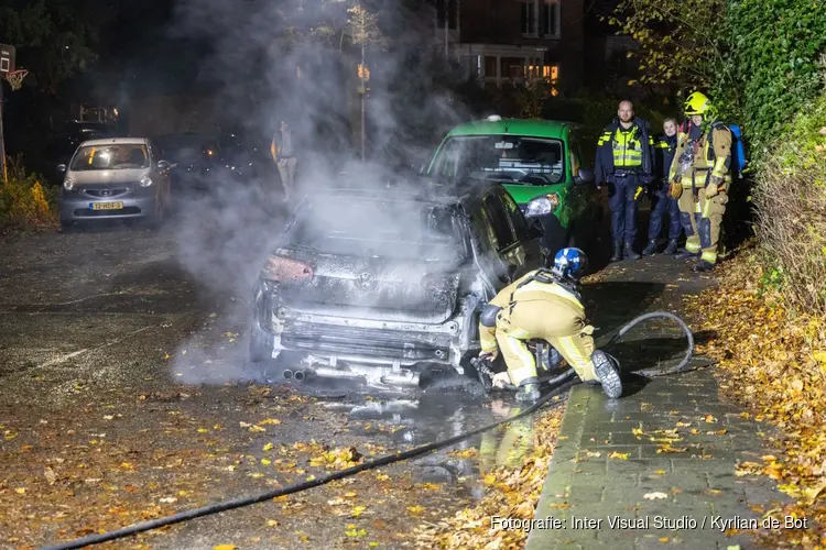 Auto gaat in vlammen op in Haarlem