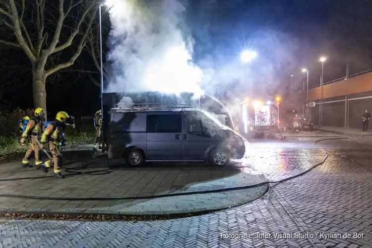 Twee voertuigen gaan in vlammen op bij nachtelijke autobrand in Haarlem