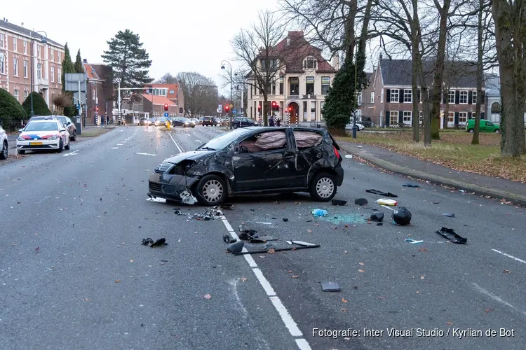 Automobilist slaat over de kop en vlucht in Haarlem