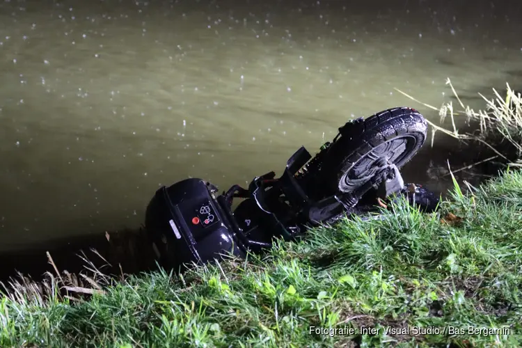 Huurscooter gedumpt langs sloot in Haarlem