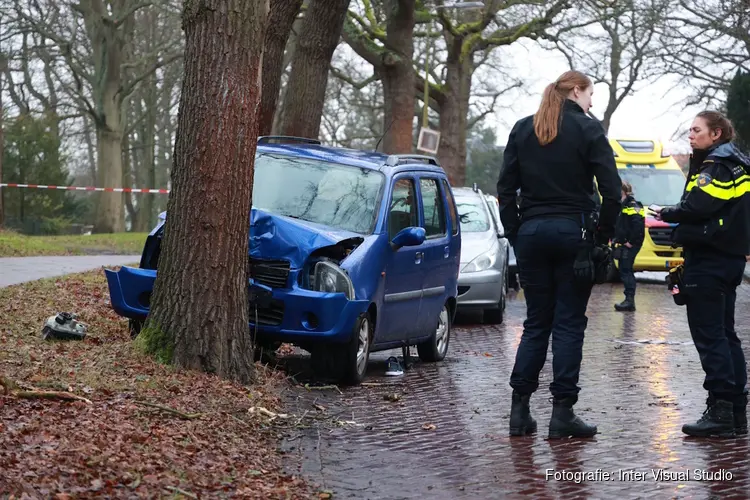 Bestuurder gereanimeerd na botsing tegen boom in Heemstede