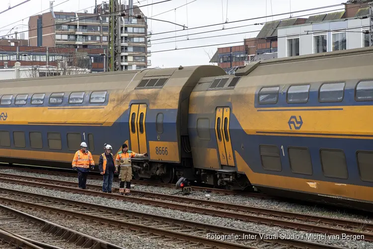 Trein ontspoort bij station Haarlem