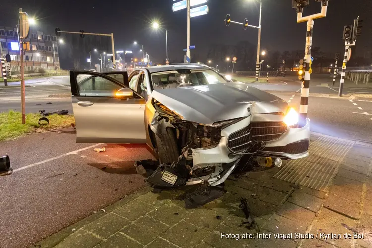 Taxichauffeur verliest de macht over het stuur en rijdt verkeerslicht uit de grond in Haarlem