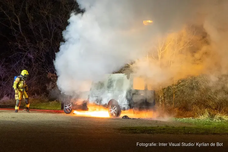 Bestelbusje uitgebrand op parkeerplaats in Overveen