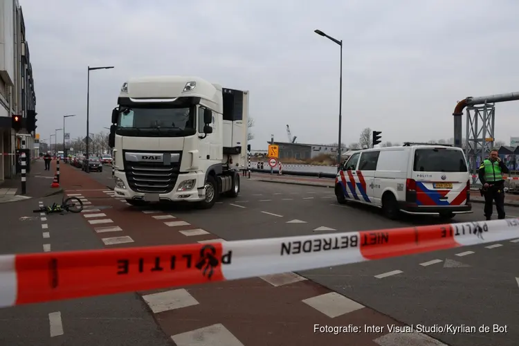 Kind gewond na aanrijding met vrachtwagen in Haarlem