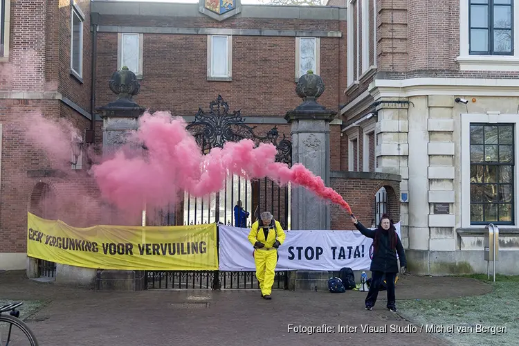 Extinction Rebellion blokkeert alle ingangen provinciehuis in Haarlem