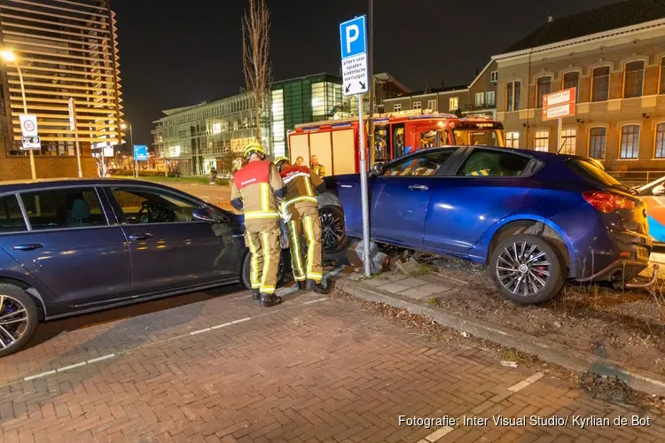 Auto crasht op Boterplein in Haarlem