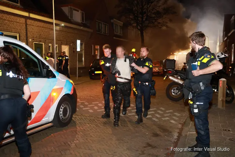 Man uit woning gehaald na autobrand in Haarlem