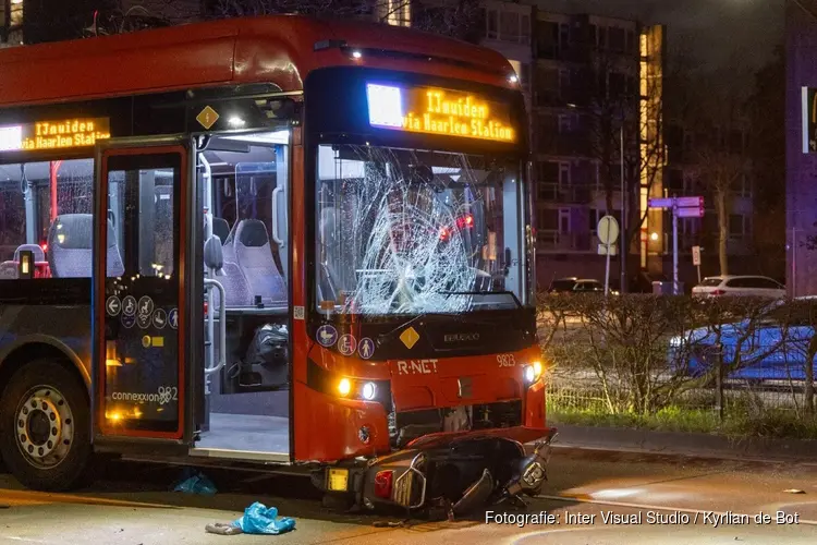 Twee gewonden bij aanrijding tussen scooter en bus in Haarlem